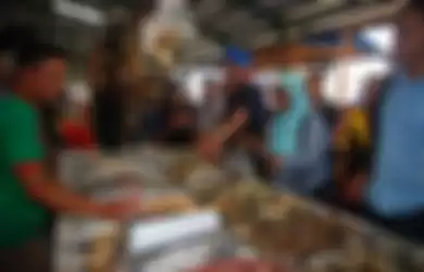 Bakal Calon Gubernur Jawa Barat Ridwan Kamil saat belanja ikan asin di Pasar Parung, Kabupaten Bogor