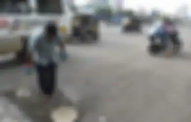 Putranya Tewas Akibat Jalan Rusak, Seorang Ayah Lakukan Aksi Mulia Tutupi Ratusan Lubang di Jalanan