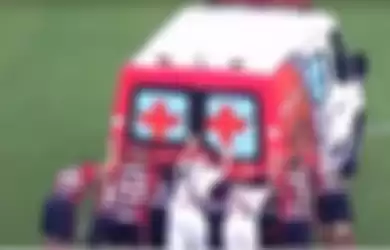 Para pemain Vasco da Gama dan Flamengo mendorong mobil ambulans yang mogok