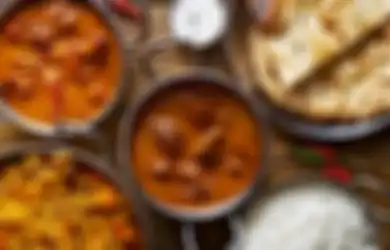 Kebiasaan Makan di India: Tanpa Daging Sapi, Bumbu Pedas, dan Duduk Mengelilingi Hidangannya