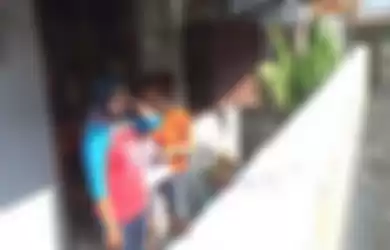 Dinding yang dibangun tetangganya di depan rumah, membuat Siti Khotijah, warga Desa Sudimoro, Megaluh, Jombang, Jawa Timur, tidak memiliki akses untuk keluar masuk rumahnya.