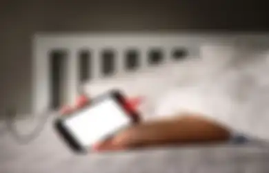 Kakak Syahrini Meninggal Tersengat Listrik, Main Ponsel yang Sedang 'Di-charge' Juga Bisa Sebabkan Kita Kesetrum Lho!