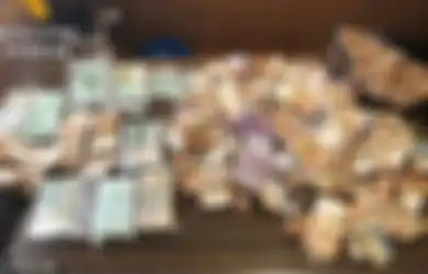 Pengendara Motor Temukan Uang Misterius Senilai Rp3,8 Milliar Tercecer di Jalan, Ia Malah Lakukan Hal Tak Terduga!