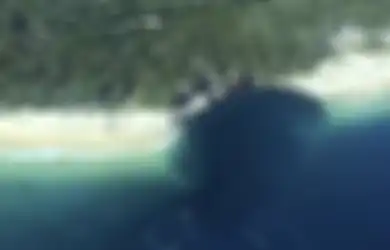Lubang Besar Terlihat Menelan Daratan di Pantai Queensland, Apa yang Terjadi?