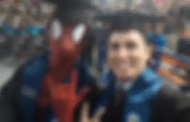 Pria Pakai Baju Spiderman dan Sempat Dicemooh saat Wisuda, Namun Siapa Sangka Ada Kisah Romantis Dibaliknya