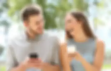 ilustrasi pasangan menggunakan dating apps