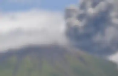 Meletus, Gunung Api Gamalama Mulai Lontarkan Abu Vulkanik di Pulau Ternate