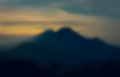Gunung Slamet dilihat dari Gunung Prau.
