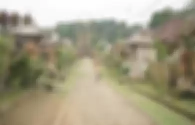 Lokasi Desa adat Penglipuran berada di kabupaten Bangli. Desa ini mudah dicapai karena letak jalan masuknya berada di jalan utama yang menghubungkan antara Bangli dan Kintamani.