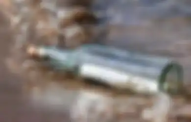 Wanita Ini Menemukan Pesan dalam Botol yang Mengapung di Laut, Fakta di Baliknya Sungguh Tragis