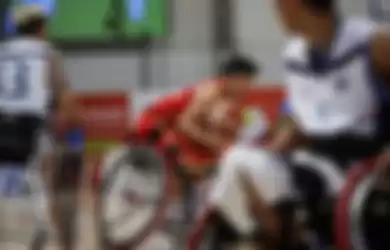 Pebasket kursi roda Indonesia, Donald Putra Santoso beraksi saat final melawan Thailand pada test event Para Games Invitational Tournament di Kawasan Gelora Bung Karno, Senayan, Jakarta Pusat, Senin (2/7/2018). Tim bola basket kursi roda Thailand menang dengan skor 58-35.