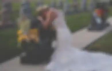 Duka Calon Pengantin yang Hanya Bisa Berfoto dengan Nisan Calon Suaminya Tepat di Hari Pernikahannya