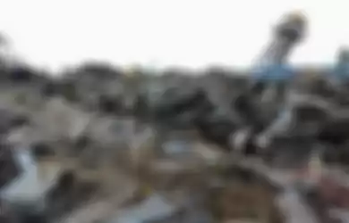 Anggota TNI melakukan pencarian korban hilang akibat gempa bumi di Perumnas Balaroa, Palu, Sulawesi Tengah, Sabtu (6/10/2018). Gempa bumi Palu dan Donggala bermagnitudo 7,4 mengakibatkan sedikitnya 925 orang meninggal dunia dan 65.733 bangunan rusak.
