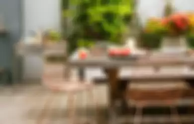 Ilustrasi ruang makan outdoor dengan aksen oranye penggugah selera.