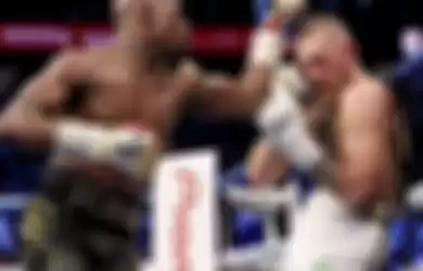 Floyd Mayweather ketika mengalahkan Conor McGregor di atas ring tinju