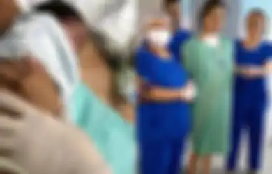 Tim Medis Tak Kuasa Menahan Tangis Ketika Melihat Bayi 'Membangunkan' Ibunya yang Koma Selama 23 Hari
