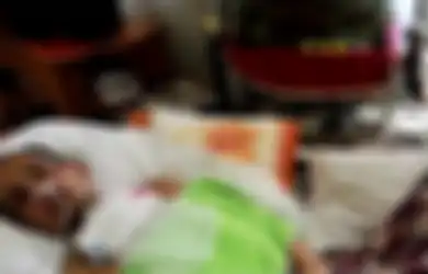 Cerita Azizah: Anaknya Lumpuh Setelah Koma Selama Dua Bulan dan Hanya Bisa 'Berbincang' Lewat Kedipan Mata