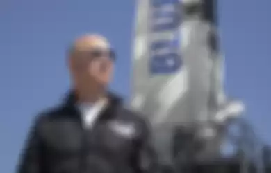 Boss Amazon, Jeff Bezos di depan roket New Shepard buatan Blue Origin