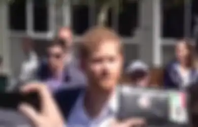 Pangeran Harry 'Marah' karena Meghan Markle Diberi Buket Bunga Besar oleh Seorang Pria