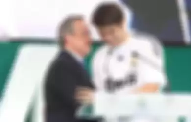 Real Madrid's new signing Kaka with Florentino Perez during the official presentation at Santiago Be