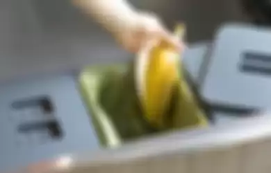 Ilustrasi membuang kulit pisang
