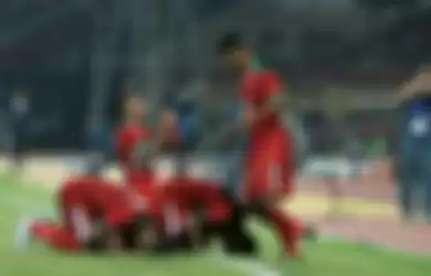 Pemain timnas U-19 Indonesia melakukan selebrasi setelah mencetak gol ke gawang timnas U-19 Singapura di Gelora Delta, Sidoarjo, Selasa (3/7/2018). 