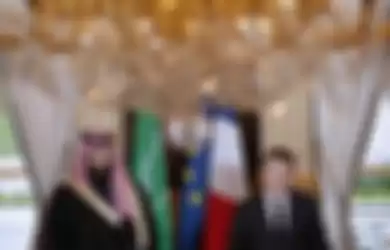Presiden Perancis Emmanuel Macron dan putra mahkota Arab Saudi Pangeran Mohammed bin Salman dalam ju