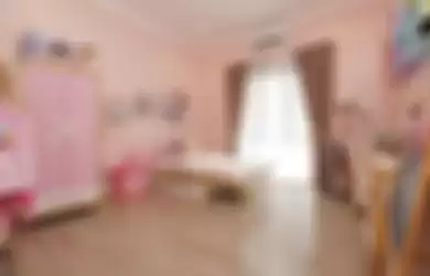 Kamar anak ini didominasi oleh warna pink atau merah muda untuk memberikan kesan girly.