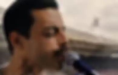 Rami Malek berperan sebagai Freddie Mercury di Bohemian Rhapsody