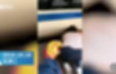 Seorang anak terjebak di kolong kereta.