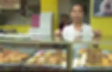 Tolak Uang Donasi, Penjual Donat yang Istrinya Sakit Parah ini Mendapatkan Hadiah Tak Terduga dari Pelanggan