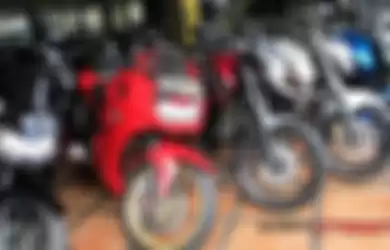 Deretan sepeda motor bekas yang di Duta Motor, Senin (9/6/2014).  