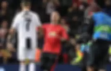 Seorang fans Cristiano Ronaldo menerobos masuk ke lapangan ketika Manchester United menjamu Juventus beberapa pekan yang lalu.