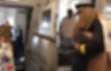 Ibunya Tak Kuasa Menahan Tangis ketika Melihat Putranya Sudah Dewasa dan Sukses Menjadi Pilot di Hari Ulang Tahunnya