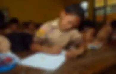 Merangkak Sepanjang 3 Km ke Sekolah, Siswa Difabel Kelas 3 SD Ini Tak Pernah Menyerah untuk Terus Menuntut Ilmu