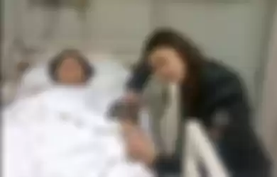 Momen saat Maia Estianty menemani anak bungsunya, Dul, di rumah sakit pasca kecelakaan.