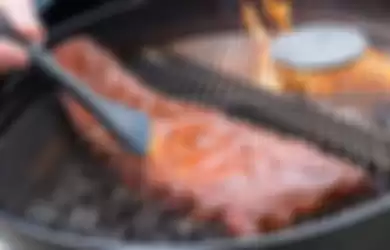 Agar membakar lebih aman, lakukan di atas grill pan atau bungkus dengan beberapa lapis daun pisang.