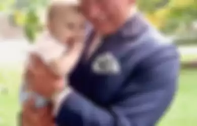 Pangeran Charles bersama sang cucu