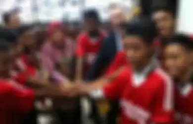 Mochamad Supriyadi bersama Wali Kota Surabaya, Tri Rismaharini beserta 9 anak lainnya yang berangkat ke Liverpool.