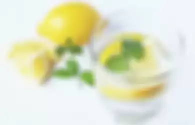 Ilustrasi air hangat dan lemon