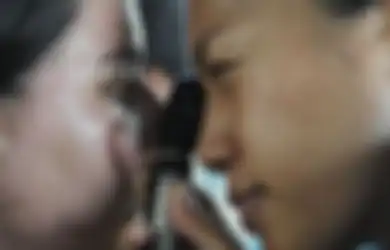 Seorang Wanita Kehilangan Matanya Gara-gara Mandi Masih Pakai Lensa Kontak, Lalu Terkena Parasit
