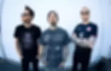 Cara menyebutkan dan menuliskan blink-182 yang benar.