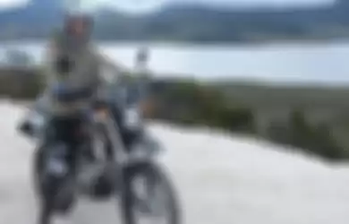 Presiden Jokowi kendarai motor trail saat melintasi jalur Trans Papua.