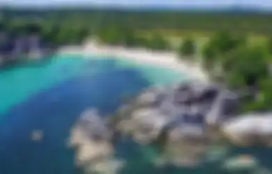 Melayang-layang Menyusuri Pulau-pulau di Pantai Tanjung Kelayang 
