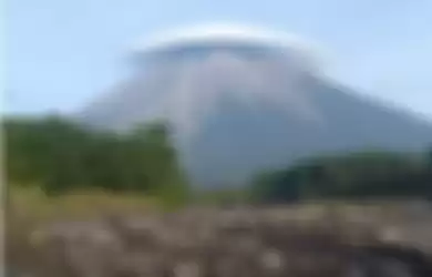 Gunung Semeru adalah salah satu contoh bentang alam secara umum Pulau Jawa. 