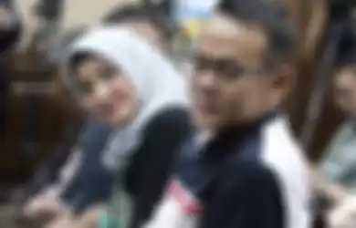  Fahmi Darmawansyah bersama istrinya, Inneke Koesherawati, saat menjalani persidangan lanjutan dengan agenda pembacaan vonis di Pengadilan Tipikor, Jakarta, Rabu (24/5/2017).