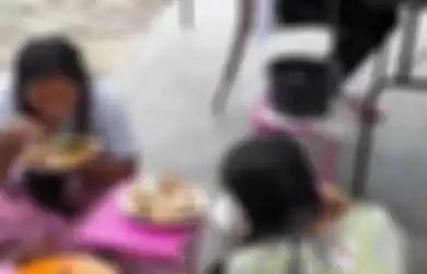 Orang tua Ayu Ting Ting makan bersama asisten rumah tangga.