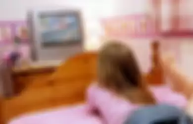 Meletakkan televisi di kamar anak bisa sebabkan obesitas
