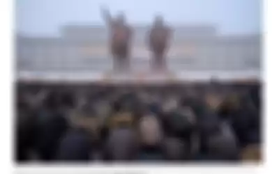 ribuan rakyat korea utara membungkukkan badan di makam kim Jong Il