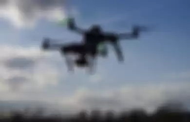 (Ilustrasi) dua drone yang terbang di bandara Gatwick, London, Inggris, menyebabkan penerbangan dihentikan.